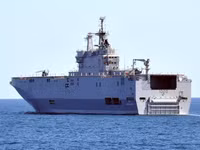 [ẢNH] Tàu sân bay Mistral của Ai Cập mang đầy trực thăng tấn công hiện đại tới Libya tham chiến