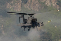 [ẢNH] ‘Hung thần’ Apache Mỹ bay thấp, thị uy sức mạnh với quân cảnh Nga?