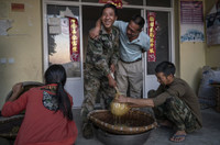 [ẢNH] Nghề không dành cho những người yếu tim: Lấy mật ong rừng ở Trung Quốc