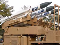 [ẢNH] Vì sao tên lửa phòng không Akash của Ấn Độ chưa hấp dẫn đối tác?