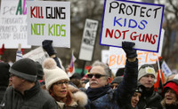 Học sinh tại Mỹ tuần hành yêu cầu thắt chặt kiểm soát súng đạn