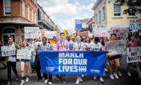 Học sinh tại Mỹ tuần hành yêu cầu thắt chặt kiểm soát súng đạn
