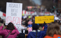 Học sinh tại Mỹ tuần hành yêu cầu thắt chặt kiểm soát súng đạn