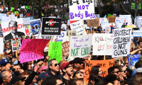 Học sinh tại Mỹ tuần hành yêu cầu thắt chặt kiểm soát súng đạn
