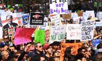 Học sinh tại Mỹ tuần hành yêu cầu thắt chặt kiểm soát súng đạn
