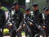 [ẢNH] Rộ tin đồn đảo chính ở Thái Lan khi xe thiết giáp bất ngờ xuất hiện