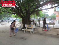 Hình ảnh đẹp bình dị của đoàn viên CAND khi cùng vệ sinh môi trường với người dân