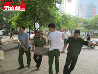 Hình ảnh đẹp bình dị của đoàn viên CAND khi cùng vệ sinh môi trường với người dân