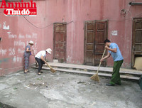 Hình ảnh đẹp bình dị của đoàn viên CAND khi cùng vệ sinh môi trường với người dân