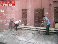 Hình ảnh đẹp bình dị của đoàn viên CAND khi cùng vệ sinh môi trường với người dân