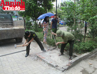 Hình ảnh đẹp bình dị của đoàn viên CAND khi cùng vệ sinh môi trường với người dân