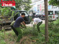 Hình ảnh đẹp bình dị của đoàn viên CAND khi cùng vệ sinh môi trường với người dân