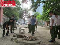 Hình ảnh đẹp bình dị của đoàn viên CAND khi cùng vệ sinh môi trường với người dân