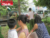 Hình ảnh đẹp bình dị của đoàn viên CAND khi cùng vệ sinh môi trường với người dân