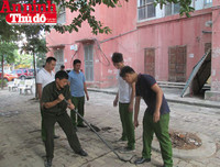 Hình ảnh đẹp bình dị của đoàn viên CAND khi cùng vệ sinh môi trường với người dân