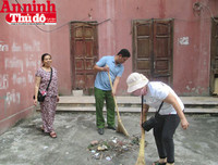 Hình ảnh đẹp bình dị của đoàn viên CAND khi cùng vệ sinh môi trường với người dân