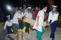 Xúc động hình ảnh bộ đội chạy đua với thời gian cấp cứu ngư dân gặp nạn trên biển