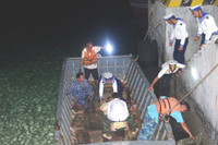 Xúc động hình ảnh bộ đội chạy đua với thời gian cấp cứu ngư dân gặp nạn trên biển