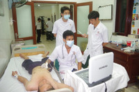 Xúc động hình ảnh bộ đội chạy đua với thời gian cấp cứu ngư dân gặp nạn trên biển