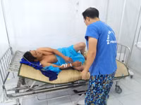 Xúc động hình ảnh bộ đội chạy đua với thời gian cấp cứu ngư dân gặp nạn trên biển