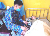 Xúc động hình ảnh bộ đội chạy đua với thời gian cấp cứu ngư dân gặp nạn trên biển