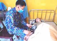 Xúc động hình ảnh bộ đội chạy đua với thời gian cấp cứu ngư dân gặp nạn trên biển