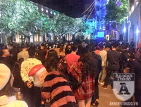 [Ảnh] Hàng vạn người đổ ra đường mừng Giáng sinh an lành