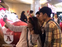 [Ảnh] Hàng vạn người đổ ra đường mừng Giáng sinh an lành