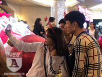 [Ảnh] Hàng vạn người đổ ra đường mừng Giáng sinh an lành