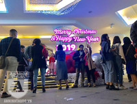 [Ảnh] Hàng vạn người đổ ra đường mừng Giáng sinh an lành