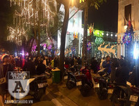 [Ảnh] Hàng vạn người đổ ra đường mừng Giáng sinh an lành