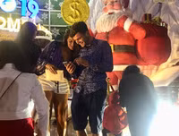 [Ảnh] Hàng vạn người đổ ra đường mừng Giáng sinh an lành