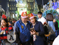 [Ảnh] Hàng vạn người đổ ra đường mừng Giáng sinh an lành