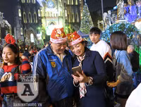 [Ảnh] Hàng vạn người đổ ra đường mừng Giáng sinh an lành