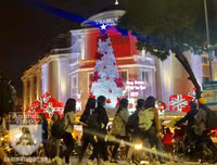 [Ảnh] Hàng vạn người đổ ra đường mừng Giáng sinh an lành