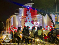 [Ảnh] Hàng vạn người đổ ra đường mừng Giáng sinh an lành