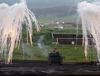 [Ảnh] Xe tăng, pháo binh Nhật Bản rầm rộ khai hỏa dưới chân núi Phú Sĩ