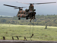 [Ảnh] Xe tăng, pháo binh Nhật Bản rầm rộ khai hỏa dưới chân núi Phú Sĩ