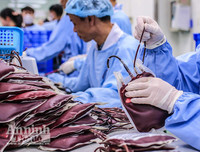 [ẢNH] Bác sỹ căng mình làm việc 12 tiếng 1 ngày trong bối cảnh thiếu máu do ảnh hưởng của dịch Corona