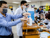 [ẢNH] Bác sỹ căng mình làm việc 12 tiếng 1 ngày trong bối cảnh thiếu máu do ảnh hưởng của dịch Corona