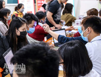 [ẢNH] Bác sỹ căng mình làm việc 12 tiếng 1 ngày trong bối cảnh thiếu máu do ảnh hưởng của dịch Corona