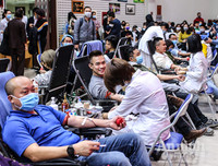 [ẢNH] Bác sỹ căng mình làm việc 12 tiếng 1 ngày trong bối cảnh thiếu máu do ảnh hưởng của dịch Corona