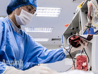 [ẢNH] Bác sỹ căng mình làm việc 12 tiếng 1 ngày trong bối cảnh thiếu máu do ảnh hưởng của dịch Corona