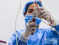 [ẢNH] Bác sỹ căng mình làm việc 12 tiếng 1 ngày trong bối cảnh thiếu máu do ảnh hưởng của dịch Corona