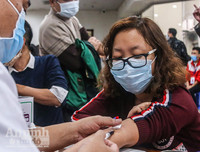 [ẢNH] Bác sỹ căng mình làm việc 12 tiếng 1 ngày trong bối cảnh thiếu máu do ảnh hưởng của dịch Corona