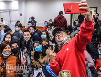 [ẢNH] Bác sỹ căng mình làm việc 12 tiếng 1 ngày trong bối cảnh thiếu máu do ảnh hưởng của dịch Corona