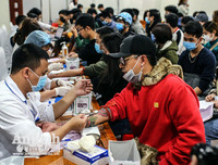 [ẢNH] Bác sỹ căng mình làm việc 12 tiếng 1 ngày trong bối cảnh thiếu máu do ảnh hưởng của dịch Corona