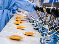 [ẢNH] Bác sỹ căng mình làm việc 12 tiếng 1 ngày trong bối cảnh thiếu máu do ảnh hưởng của dịch Corona