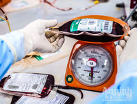 [ẢNH] Bác sỹ căng mình làm việc 12 tiếng 1 ngày trong bối cảnh thiếu máu do ảnh hưởng của dịch Corona