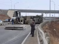 [ẢNH] Sau T-72B và Pantsir-S1, đến lượt pháo tự hành 2S7 Pion Nga đổ lật nhào khi hành quân